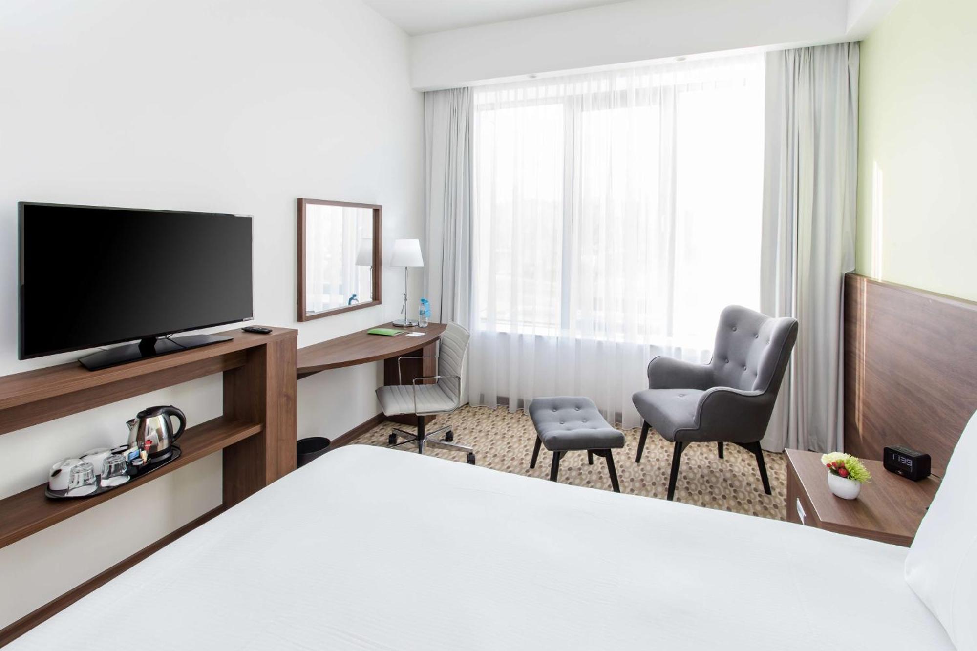 Chambre Lit Queen-Size Accessible aux Personnes à Mobilité Réduite